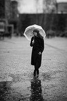 Rotterdamse Reflectie | Zwart-Wit Mode op het Museumplein