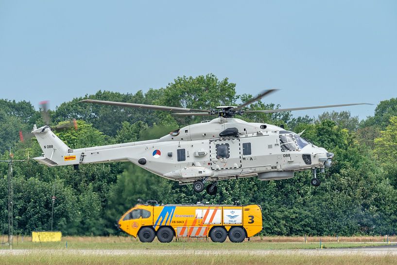 Niederländischer NH-90 mit Schlepptender im Hintergrund. von Jaap van den Berg