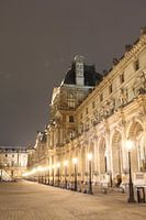Die Lichter des Louvre bei Nacht in Paris, Frankreich
