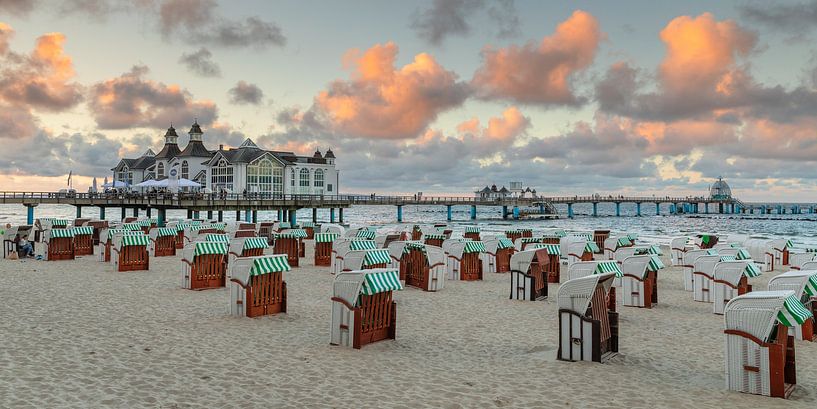 Pier op het strand van Sellin bij zonsondergang van Markus Lange