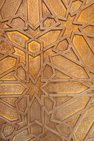 Partie d'une décoration en laiton sur une porte extérieure marocaine