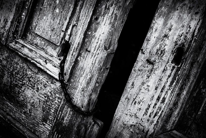 Crete | Detail of Greek door in Black and White | Travel photography by Diana van Neck Photography