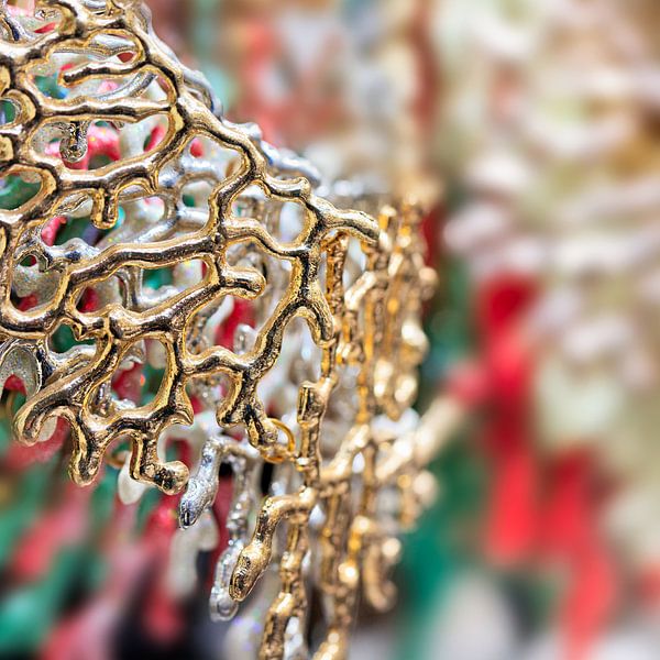 Close-up der modernen Design goldene Halskette von Tony Vingerhoets