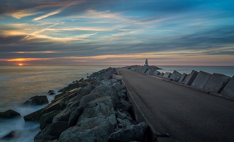 Der Pier und Leuchtturm von IJmuiden von Toon van den Einde