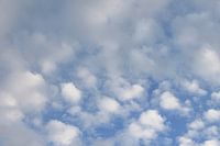 Himmelblaue Malerei: weiße Wolken an einem klaren blauen Himmel