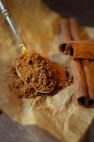 Zimtpulver auf einem Silberlöffel