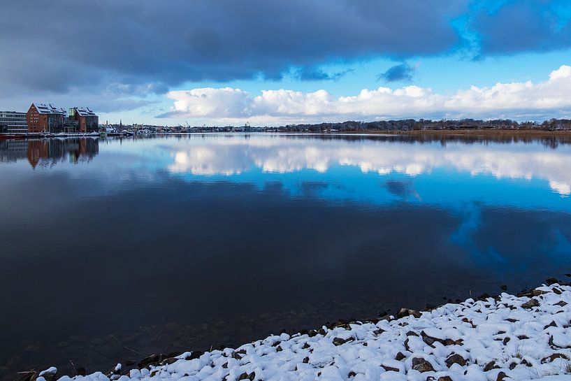 Vue sur la Warnow jusqu'à Rostock en hiver par Rico Ködder