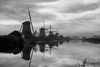 Sonnenaufgang an den Kinderdijk Windmühlen schwarz-weiß