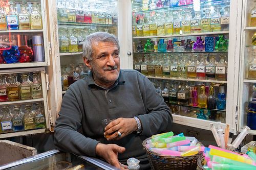 Potrait van de Iraanse man in zijn winkel
