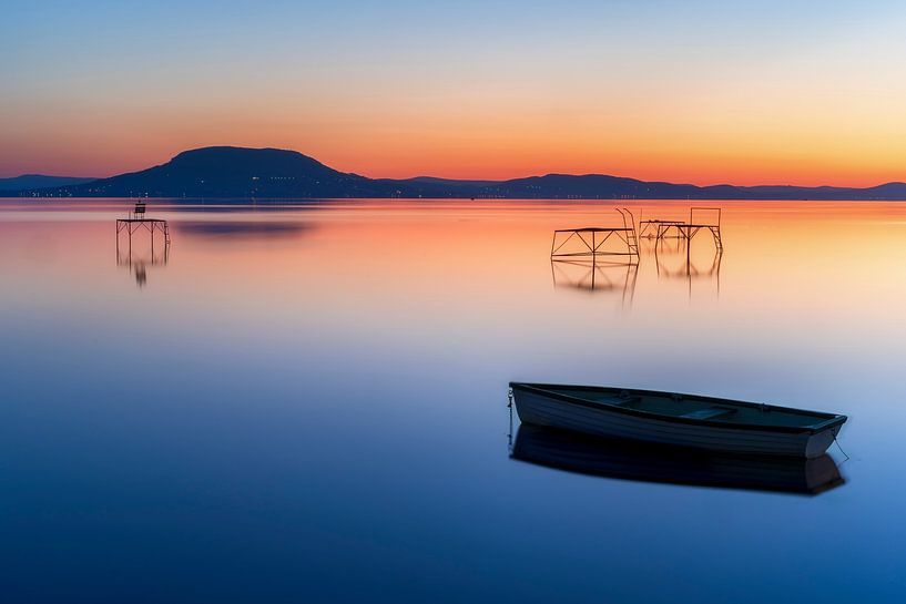 Panorama von schönem Sonnenaufgang am Plattensee Balaton in Ungarn nahe Balatonfenyves mit Berg Bada von Daniel Pahmeier
