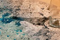 Lege fles met schaduw op een ondergrond van steen