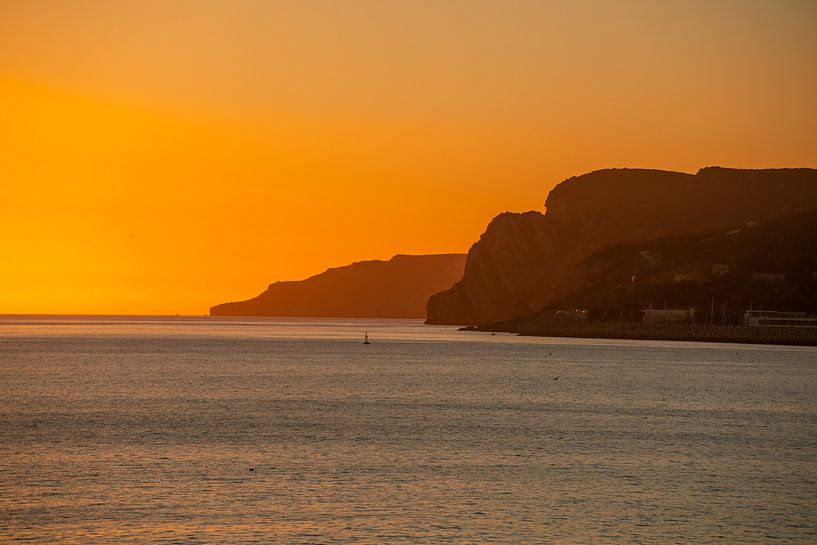 Coucher de soleil sur la côte de Sesimbra, près de Lisbonne par Leo Schindzielorz
