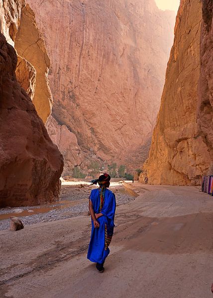 todra schlucht mit blauem führer von joyce kool