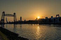 Coucher de soleil sur la ligne d'horizon de Rotterdam
