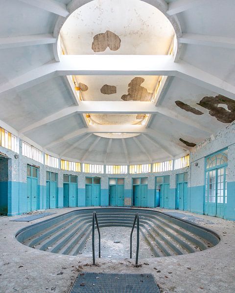 Abandoned swimming pool by William Linders