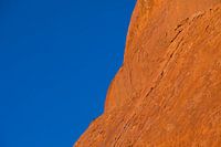 Roter Felsen (Uluuru - Ayers Rock) vor strahlend blauem Outback-Himmel