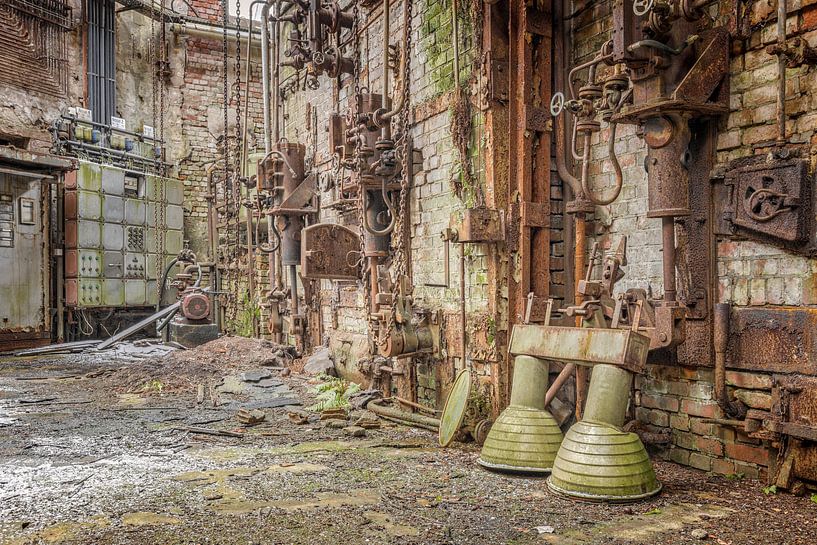 Lost Place - verlassenes Heizhaus - die Natur kommt zurück von Gentleman of Decay