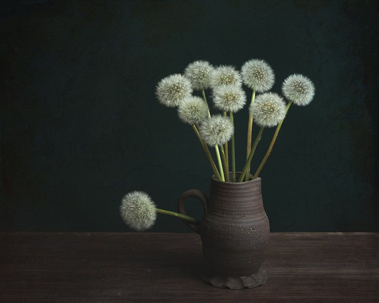 Un tas de bonheur, des pissenlits à la manière des anciens maîtres (vu à vtwonen) par Joske Kempink