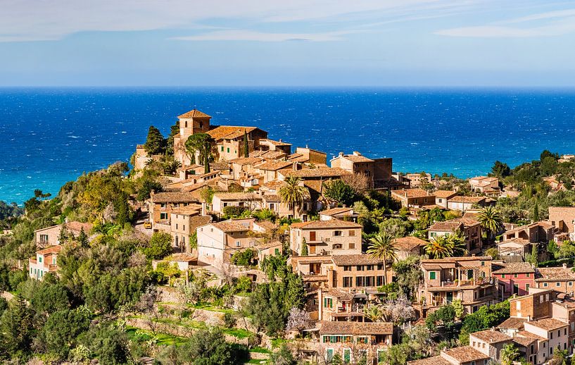 Altes mediterranes Dorf Deia an der Küste in den Bergen von Alex Winter