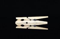 Wäscheklammer Nahaufnahme auf schwarzem Hintergrund