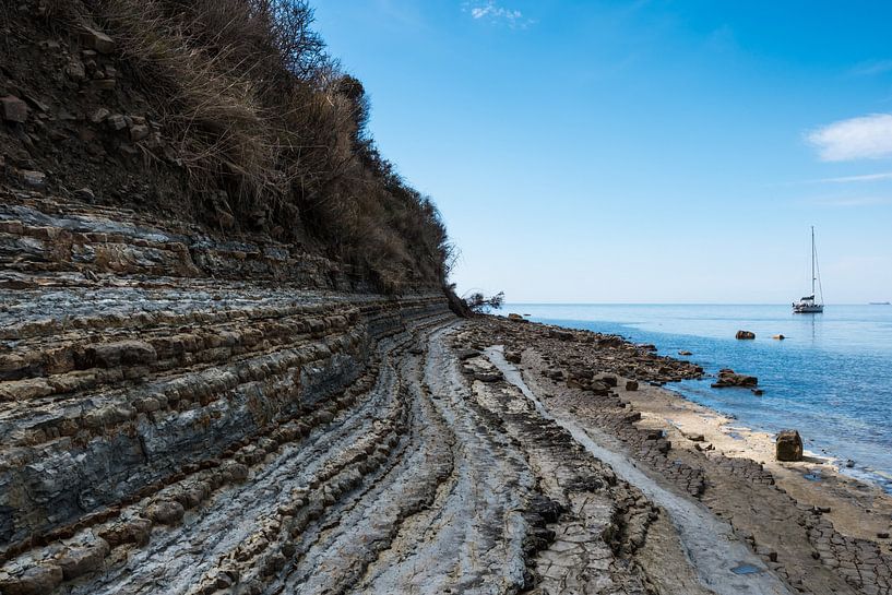 Seascape with rock formations and erosion in Piran, Slovenia van Werner Lerooy