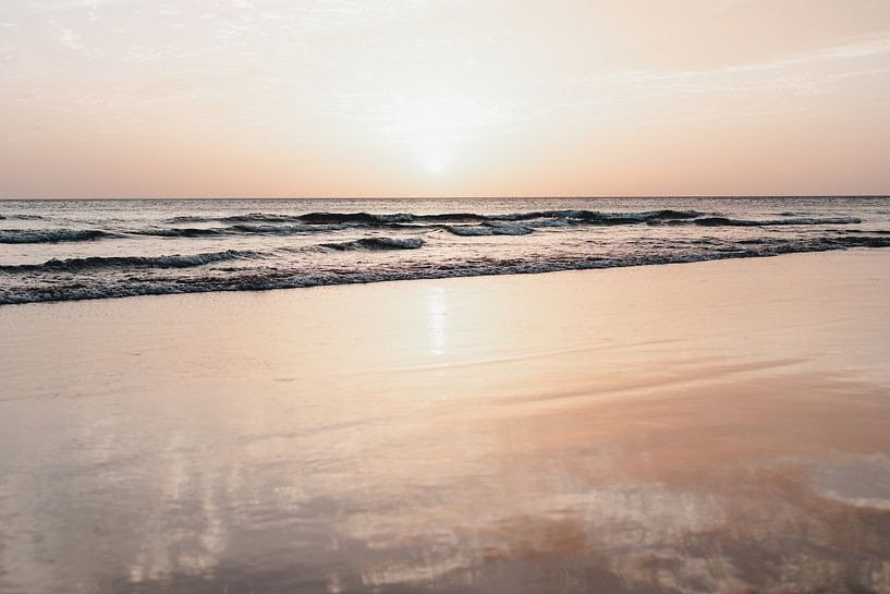 Sonnenuntergang am Strand in Pastellfarben | Foto-Kunstdruck | Andalusien Spanien von Elise van Gils