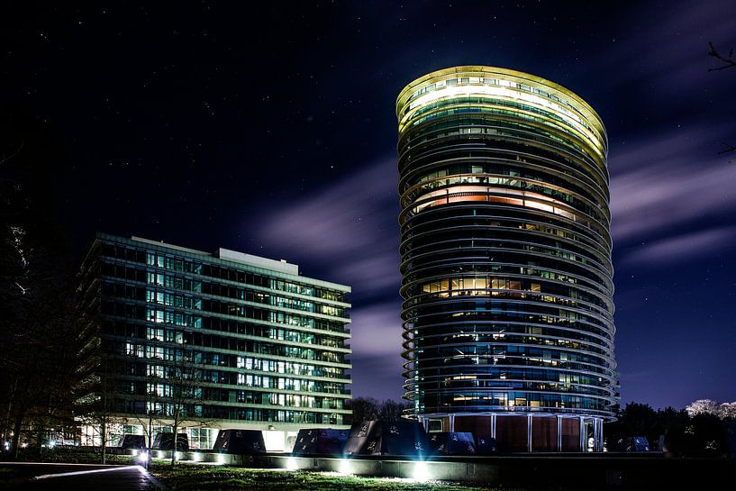 Finanzamt Apeldoorn (Niederlande) bei Nacht von Jeroen van Esseveldt