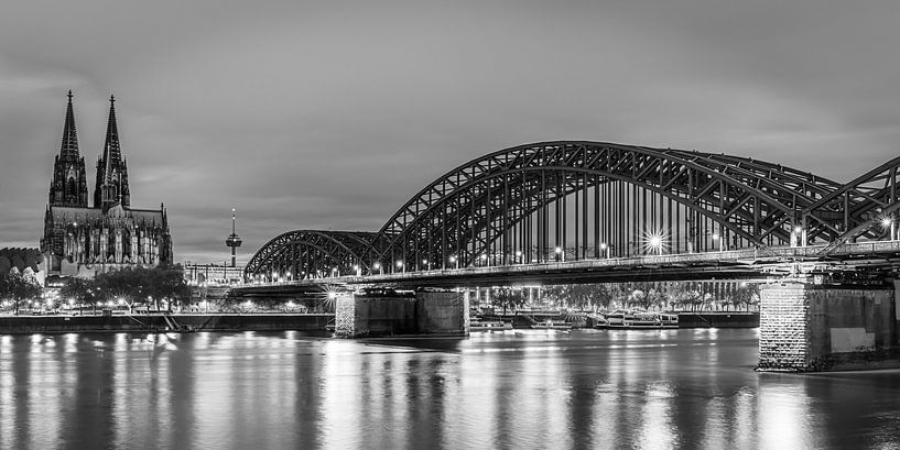 Kölner Dom und Hohenzollernbrücke in Schwarz und Weiß von Henk Meijer Photography