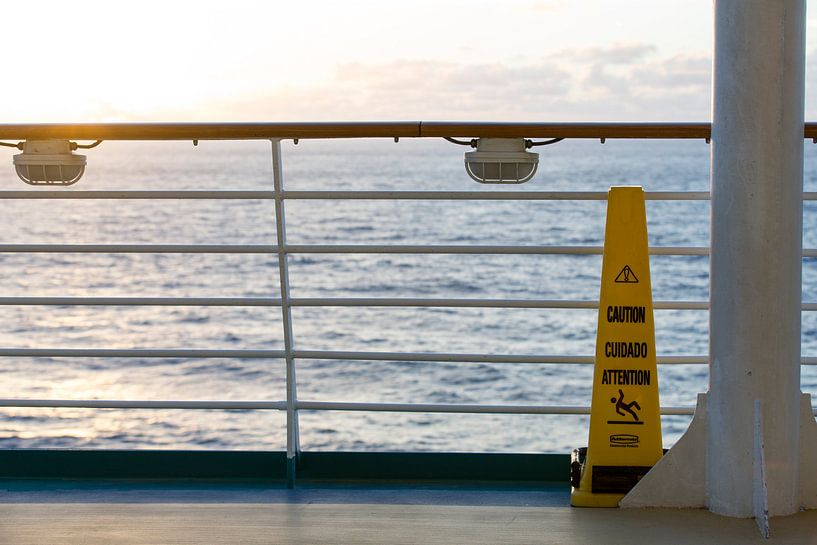 Cruiseschip op zee by Gertjan koster