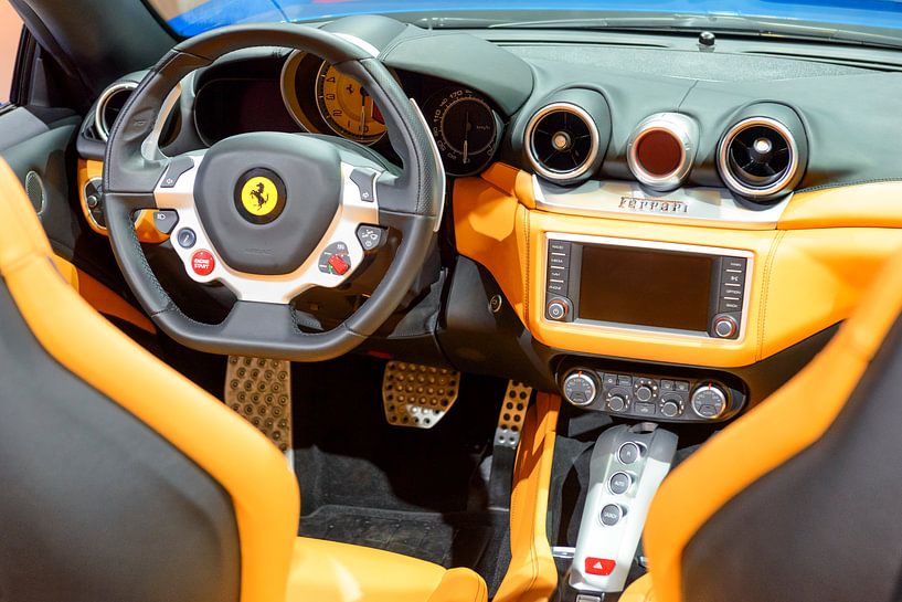 Tableau de bord d'une voiture de sport Ferrari California T convertible par Sjoerd van der Wal Photographie