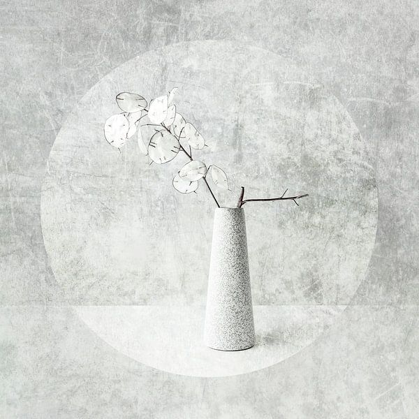 Nature morte avec des fleurs. Base. Médaille de Judas. Japandi. par Alie Ekkelenkamp