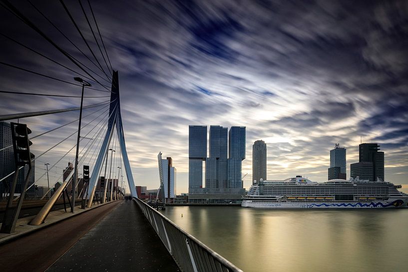 La ligne d'horizon de Rotterdam le long de la Meuse, avec le caractéristique pont Erasmus et l'archi par gaps photography