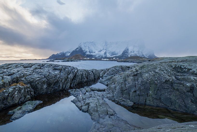 Montagnes d'un rocher solitaire par Shaun Kingston