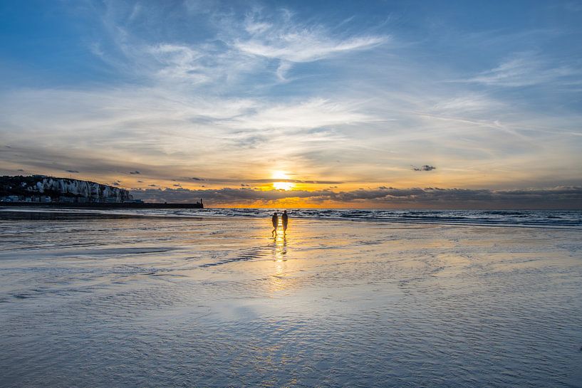 Wandelend op t strand van Mers Les Bains, Picardie, Frankrijk par Harrie Muis