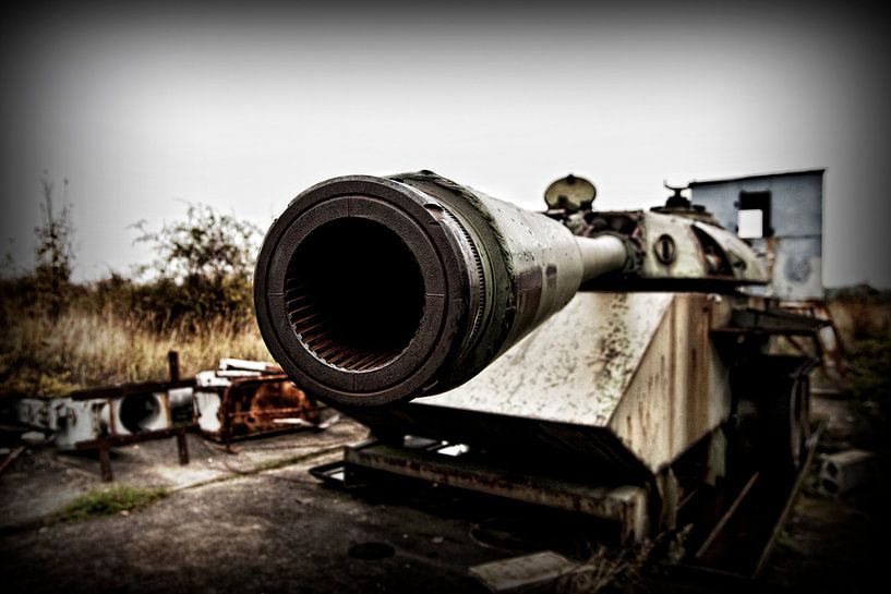 Panzer am ehemaligen Grenzübergang Westdeutschland - Deutsche Demokratische Republik Helmstedt von Eus Driessen