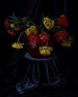 Niederländisches Stillleben Delfs blaue Vase mit Tulpen im Stil der alten Meister