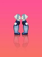 Delft blue kissing couple. Women, on pink background