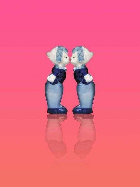 Delft blue kissing couple. Women, on pink background by Mijke Konijn