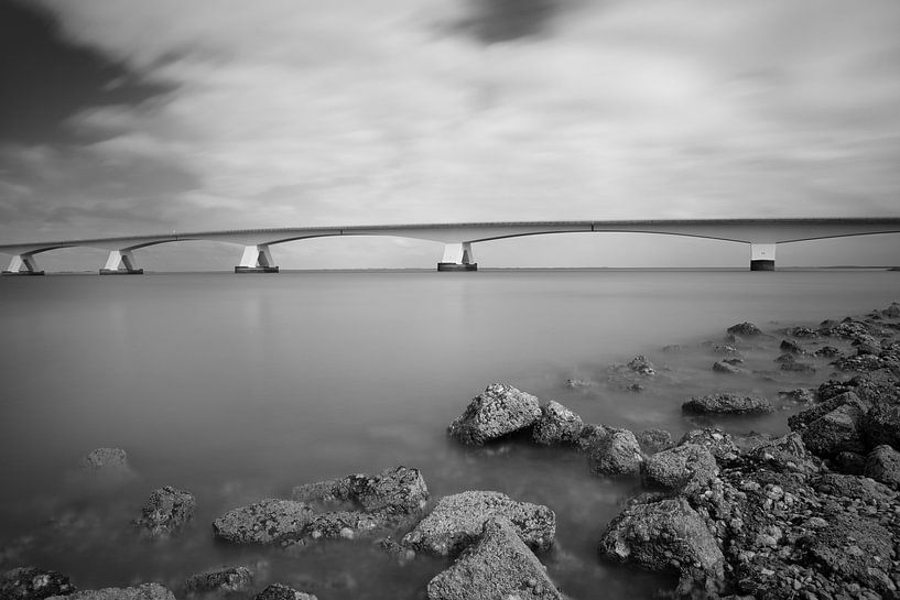 Zeelandbrug met kade II zwart/wit von Leo van Valkenburg