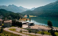Panoramablick vom Luxusresort auf den St. Moritzersee und die Engadiner Bergwelt