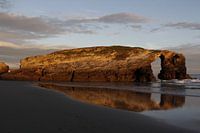 Playa de Las Catedrales - Rots in blauwe zee, met zonsopgang, in het noorden van Spanje