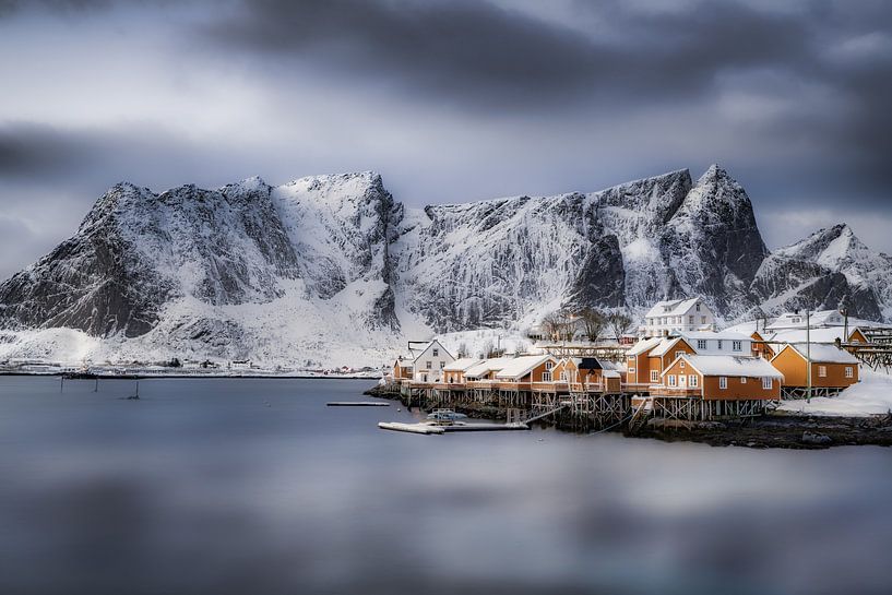 Pittoresque village de pêcheurs en bord de mer en Norvège par Voss photographie