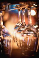 Verres à vin accrochés dans un restaurant
