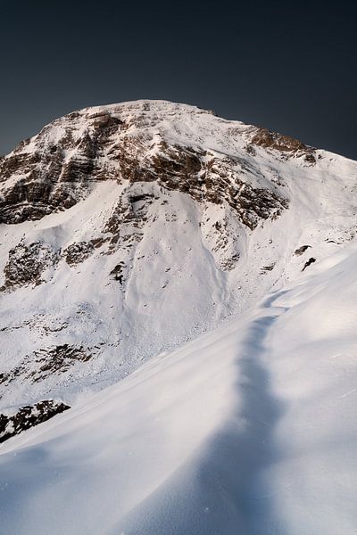 Kugelhorn vor dem Sonnenaufgang im Winter nach Neuschnee von Daniel Pahmeier