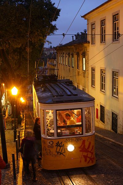 Elevador da Gloria au crépuscule dans le Bairro Alto, Lisbonne, Portugal par Torsten Krüger