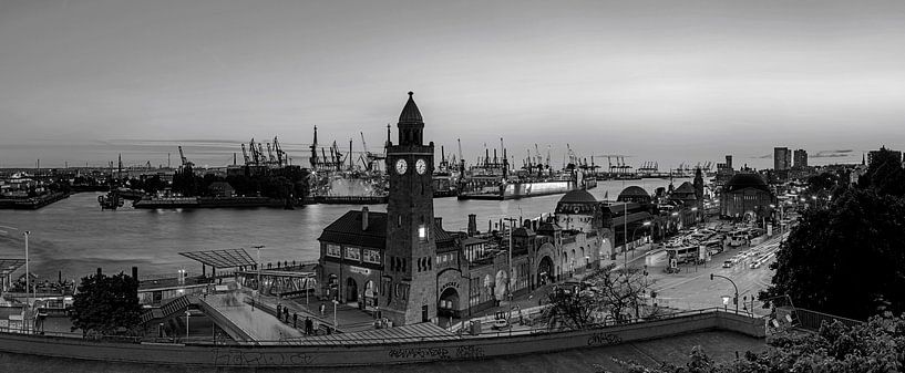 Hamburg Skyline Panorama by Frank Herrmann