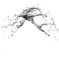 Water vliegt door de lucht