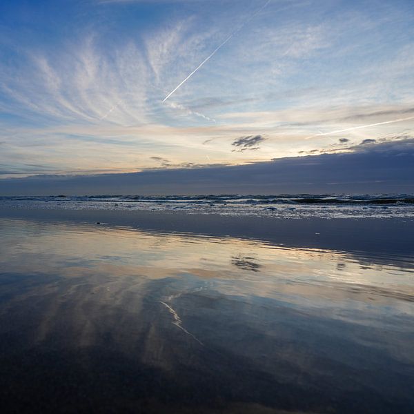 Coucher de soleil North Sea Coast Seaside Netherlands Blue Gold Calm 1x1 par Martijn Jebbink Photography