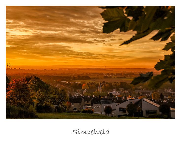 Poster van een zonsopkomst boven Simpelveld von John Kreukniet