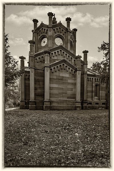 Mausoleum at Frankfurt's main cemetery by Thomas Riess